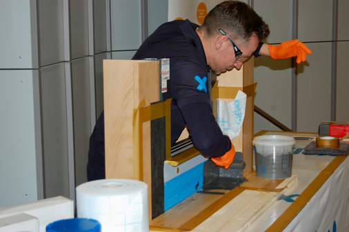 ie immer eines der Highlights – Maik Neumann und (hier) Torsten Meyer von Triflex zeigen bei der Abdichtung der Nullschwelle von ALUMAT mit FLK Anwendungstechnik der Extraklasse.