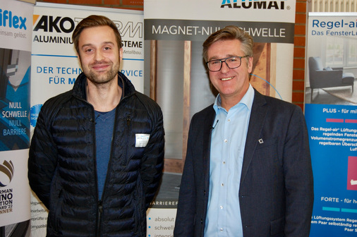 Tischlermeister und Energieberater Alexander Bürschgens von der Bürschgens Bauwerk Abdichtung in Lüneburg erfuhr von Bauphysik Experte Rainer Venhoven, Leiter Systemtechnik Regel-air Becks GmbH & Co. KG, immer noch viel Neues über Lüftungskonzept & Co.