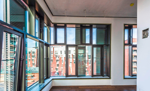 Neben optimalen Sicht- und Sonnenschutz bietet sich dank der durchgehenden Glasfassade der einmalige Ausblick auf die Elbe, den Magdeburger Hafen und die HafenCity.