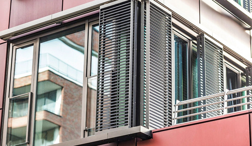 Die Schiebeläden den großen Vorteil, dass sie auch bei hohen Windstärken in stabiler Position bleiben und somit optimalen Sonnenschutz bei jeder Wetterlage bieten.