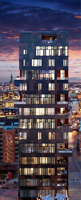 In der Nacht zeichnet sich der hohe Anteil der Glas­fassade deutlich ab.