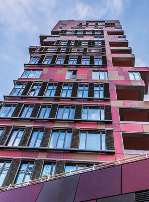 Die Schiebeläden mit Metalllamellen vervollständigen das schicke Fassadendesign des Wohnturms und schützen das Gebäude gleichzeitig vor Sonneneinstrahlung.