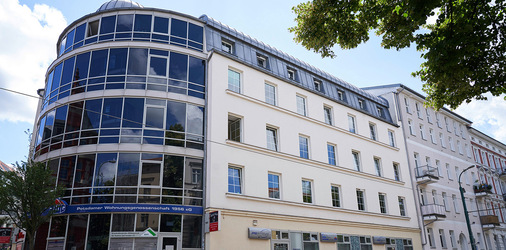 Die Potsdamer Wohnungsgenossenschaft nahm die Sanierung ihres Verwaltungsgebäudes zum Anlass, mithilfe von Sonnenschutzsystemen die Energieeffizienz des ­Gebäudes zu optimieren.