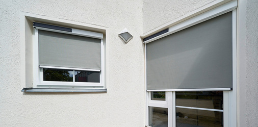 Insgesamt acht Zip-Screen-Systeme des VS Z dienen der Beschattung von ­Festverglasungen und werden durch Sonnen- und Windwächter witterungs­abhängig gesteuert.