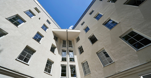 Auch im sonnendurchfluteten Innenhof sollte ein außenliegender Wärmeschutz im Sommer ein angenehmes Raumklima sicherstellen und den Kühlungsbedarf ­während der heißen Jahreszeit reduzieren.