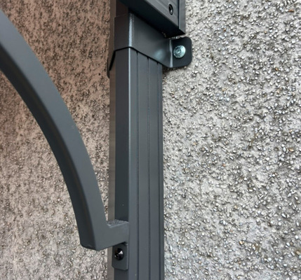 Die Terrassenüberdachung würde mit den beigelegten Stahlbügeln an der Betongaragenwand befestigt.