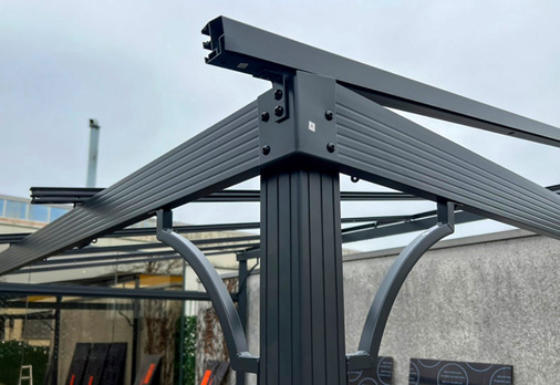 ﻿Die seitlichen Streben mit einem Gewicht von 158 Gramm stabilisieren die Dachkonstruktion.