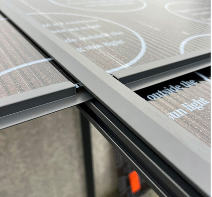 Der Einbau der Stegplatten erfolgt mit einem Koppelprofil versetzt, um den Wasserablauf sicherzustellen.