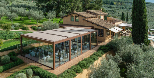 Um eine perfekte Integration in den architektonischen Stil des Gebäudes zu gewährleisten, wurden passende Oberflächen und Farben gewählt.