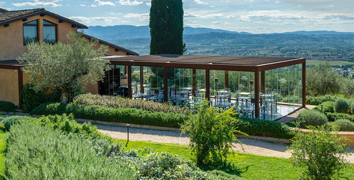 Die bioklimatische Pergola Kedry Prime mit Panorama-Schiebefenstern wurde gewählt, um einen angenehmen Essbereich im Freien zu schaffen.
