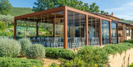 Das Verglasungssystem Line Glass sorgt durch sein minimalistisches Design, und den Ganzglaseffekt für mehr Helligkeit und einen dauerhaften Panoramablick.