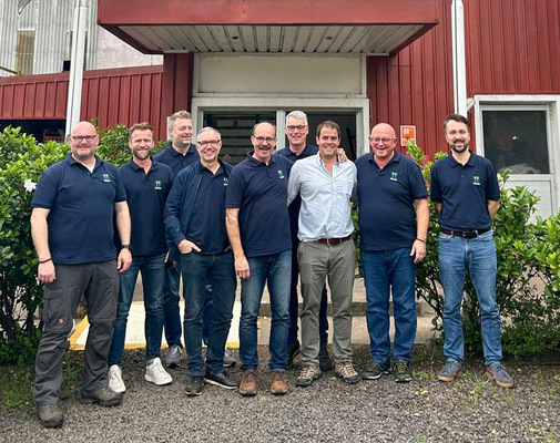 Partnerschaftliche Zusammenarbeit: (v.l.) Timo Kolde (Solarlux GmbH), Stefan Holtgreife (Solarlux GmbH), Mario Brinkhaus (Michels-Fenster-Türen GmbH & Co. KG), Hendrik Gose (Innoline Fenster & Türen GmbH & Co. KG), Klemens Dömer-Beckmann (Holz Schiller GmbH), Thomas Rommel (Fenster- und Fassadenbau Rommel GmbH), Nicolas Otegui (Urufor SA) Heinrich Schiller (Holz Schiller GmbH) und David Stich (Holz Schiller GmbH). Anstelle des Brachlandes sind in Uruguay mittlerweile auf ca. 100.000 Hektar Plantagen der Familie Otegui speziell für das Fensterholz getreten.