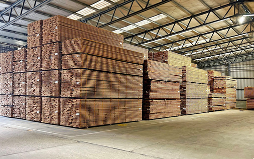 Red Grandis Lager bei Holz Schiller
