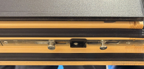 Besonderer Beschlagskniff vom Systempartner Siegenia: Ein Pilzkopf-Paar im unteren Brüstungsbereich…