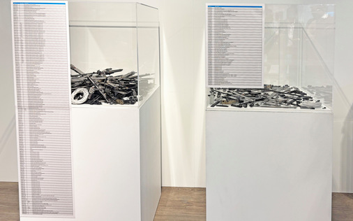 Das Herzstück von Cosmo ist ein intelligentes Basissystem, das durch modulare Erweiterungen flexibel bleibt. Mit nur einer Ecke, zwei Riegeln und sieben Fertigriegelstangen können alle Fenstertypen und Sicherheitsstufen realisiert werden. Diese Vereinfachung rationalisiert den Produktionsprozess und minimiert Lagerbestände.