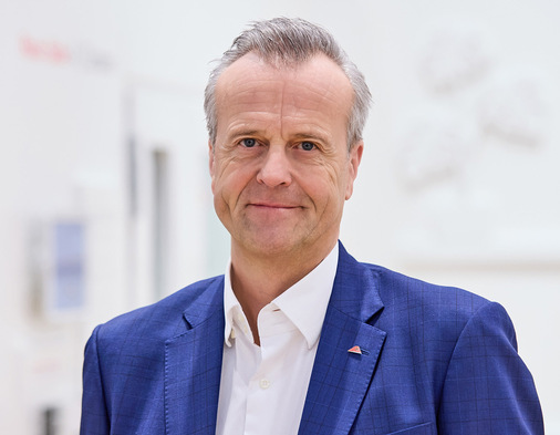 Marcus Sander, CEO der Roto Frank Fenster- und Türtechnologie GmbH, will die „Roto City“ auch zukünftig auf die „BAU“ bringen. So könnten die große Zahl internationaler Spezialisten aus der Bauelemente-Industrie ebenso wie Fassadenplaner und Architekten optimal zum „Perfekt Match“ beraten werden.