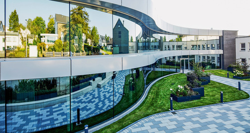 Jedes Element der Glasfront des Verwaltungsbaus ist individuell ­gebogen. Eine Verspiegelung schützt vor Einblicken und sichert die Privatsphäre der ­Mitarbeitenden.