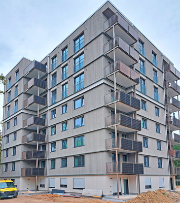 Dieses Wohngebäude aus den 1960er Jahren wurden ­umfassend seriell saniert und gleichzeitig um drei ­Stockwerke aufgestockt.