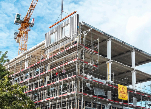 Vorfertigung ohne fertige Gebäudehüllen-Beplankung. Auch das beschleunigt den Bauprozess.