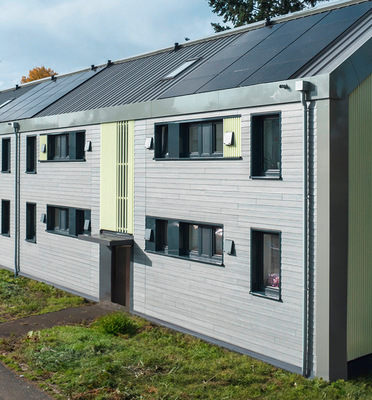 Bei der Sanierung von fünf Wohnhäusern in Mönchengladbach wurden die neuen Fenster schon in der Fabrik in die neuen Fassadenmodule von ecoworks eingebaut. Warema lieferte dafür die Rollläden mit WMS Funksteuerung.
