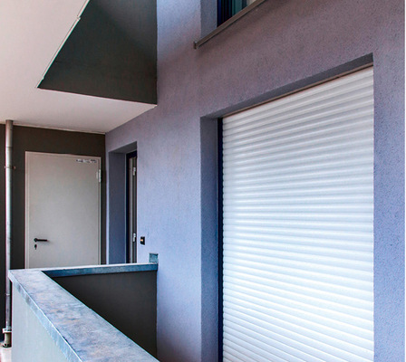 Sowohl Aluminium- als auch PVC-Panzer sorgen für den Sonnenschutz. Insbesondere bei breiten Fenstern ­empfiehlt DuoTherm Aluminiumpanzer.