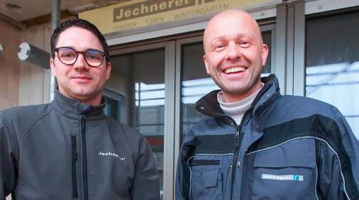 Haben ein Auge darauf, dass beim Einsatz der Fenster alles klappt: Michael ­Häupler (l.) sowie Geschäftsführer Tobias Jechnerer von der Jechnerer GmbH.
