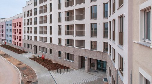 Fassadenkonstruktion im Höhenversatz mit Vor- und Rücksprüngen, ein fein aus­tariertes Farbkonzept und ansprechenden Klinkersockel: Die „Lichtenreuther Zeile“. Baubeginn war November 2022; Anfang 2025 ziehen die ersten Bewohner ein.