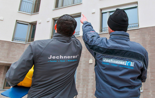 Um trotz kleiner Abstände ein einwandfreies Ablaufen der Rollladenpanzer gewährleisten zu können, kamen flyfix-Befestigungssysteme von flymax zum Einsatz. Damit war eine Verankerung der französischen Geländer im Fensterrahmen möglich anstatt im Mauerwerk.