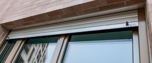 Seitlich wurden breitere Blendrahmen eingesetzt. Dadurch war keine weitere Verbreiterung mehr nötig, um die erforderliche Überdämmung anzubringen.