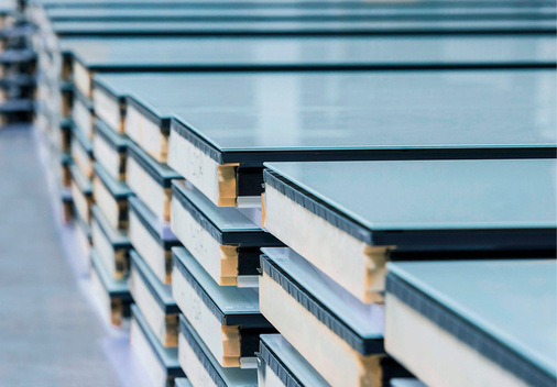 Elementaufbau: sedak gsp Elemente bestehen aus einer Glasscheibe aus TVG (6 mm), die mit einem ­konventionellen Sandwichpanel strukturell verklebt ist.