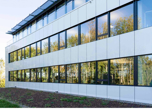 Architektonisch ansprechend: Die neue Verwaltung der Molkerei A. Müller besitzt eine Glasfassade, die aus 430 sedak gsp Elementen von sedak besteht.