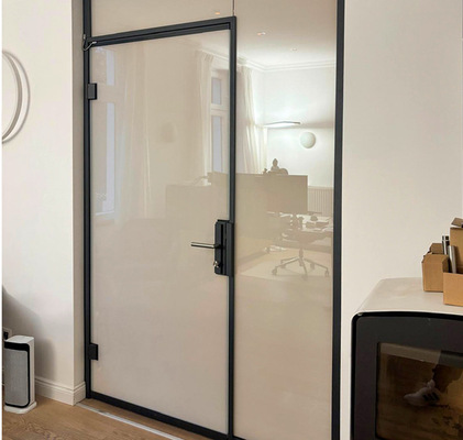 Mit dem System von Schwanglas können auch Türen mit den schaltbaren Gläsern ausgestattet werden.