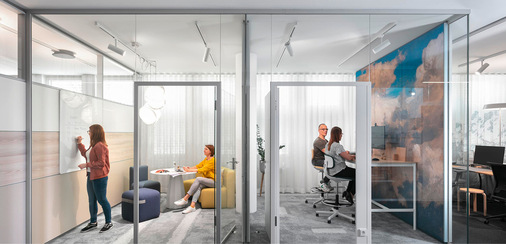 Die Glastrennwände von feco maximieren den Tageslichteinfall und fördern eine offene, helle Arbeitsumgebung