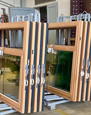 Red Grandis ist etwas heller und deutlich feinporiger und homogener als Meranti und somit definitiv das perfekte Holz für die Fensterindustrie. Vor allem, wenn es um das Thema Nachhaltigkeit geht, was marktseitig auch immer mehr zur Vorschrift wird, ist man mit Red Grandis bei der richtigen Holzart. Während jedes Jahr auf unserem Planeten ca.13 Mio. Hektar Wald ersatzlos gerodet werden, erfolgt der Anbau von Red Grandis auf den Urofor-Baumplantagen kontrolliert und mit der Maßgabe, ökologisch und nachhaltigen Anbau von Wertholz, das nur in Teilabschnitten geentet wird. Red Grandis ist auch 100 % FSC-­zertifiziert.