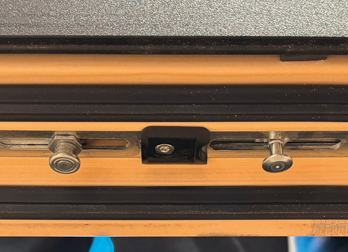 Besonderer Beschlagskniff vom Systempartner Siegenia: Ein ­Pilzkopf-Paar im unteren Brüstungsbereich…