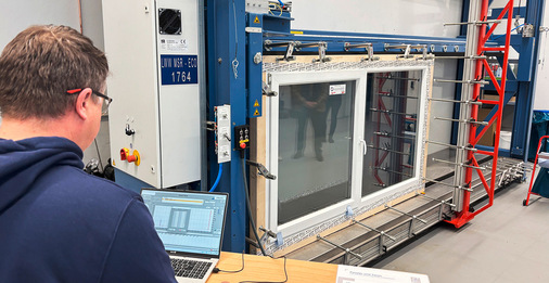 Blick auf den zuletzt angeschafften Prüfstand für Wind- und Schlagregendichtheit.