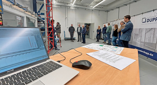 Noch im Prüfungsprozess finden Produkt-Beratungen für den Kunden statt.