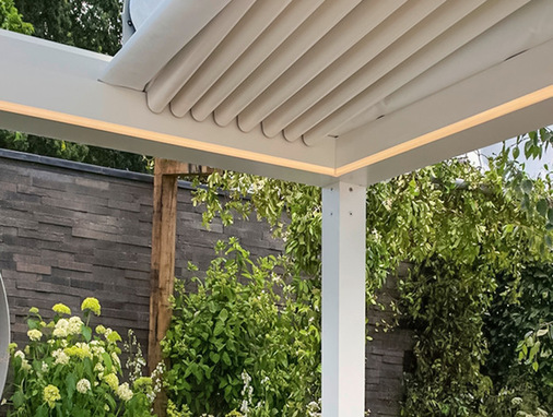 Im Vergleich zu herkömmlichen Pergolen reduziert sich der Platzbedarf des eingefahrenen Tuchs um bis zu 40 %. Das sorgt bei Bedarf für deutlich mehr Himmel.