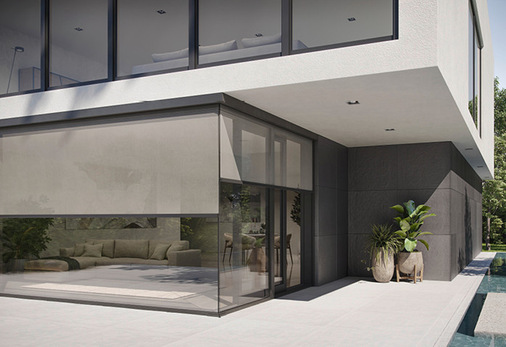 Die ZipScreen Ecklösung für Ganzglasecken besteht aus zwei Screens mit Zip-Führung an den Seiten.