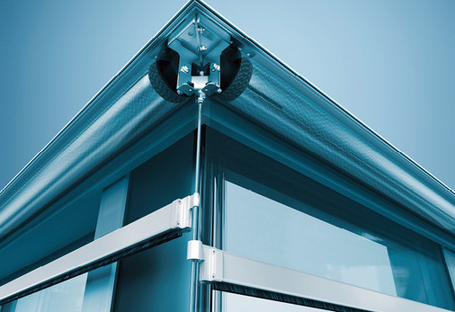 Im Eckbereich wird die Schiene durch eine hochwertige Edelstahl-Seilführung ersetzt.