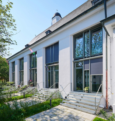 Die Pfosten-Riegel-Konstruktionen der Serie „GW 2950“ mit einflügeligen Dreh-Kipp-Fenstern („GW 2510“) ­verfügen über spezielles Sicherheitsglas, Absturz­sicherungen an Brüstungen sowie einen effektiven Sonnenschutz.