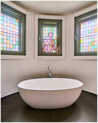 Die denkmalgeschützten Kirchenfenster verleihen den ­modernen Wohnungen historischen Flair und lassen sie in einem besonderen Licht erstrahlen