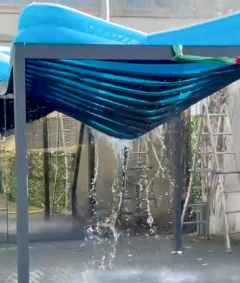 Bei der Simulation des Schneelasttest versagte das getestete Lamellendach im Billigpreissegment sehr früh.