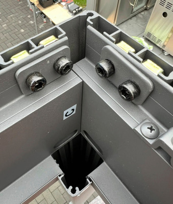 Der erste Eindruck täuscht, auch wenn die Schraubendimensionen Stabilität suggerieren, versagen sie.