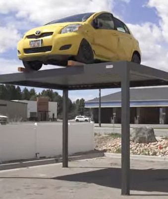 Ein PKW auf der Lamellendachfläche? Man beachte die Details, der zu leichte PKW steht auf Holzbalken.