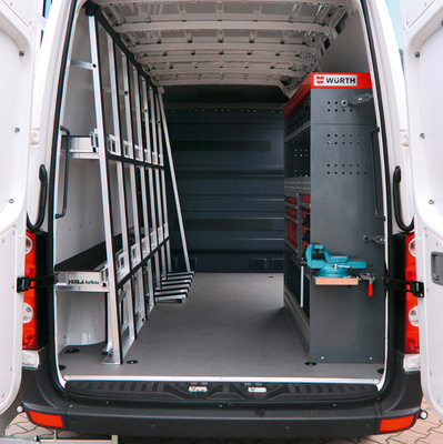 Mit einem Werkzeugschranksystem ist alles sauber aufgeräumt. Praktisch auch das klappbare Innenreff (l.), das leicht hochgeklappt werden kann.