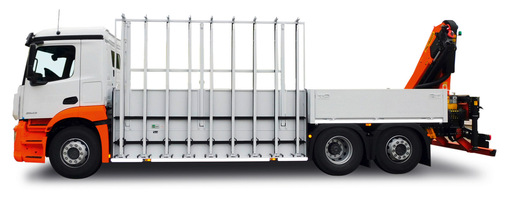 Dieser LKW besitzt Kran, Tiefladerpritsche und automatische ­Gesellverriegelung und ist so für große Mengen und Überformate bestens ausgestattet.