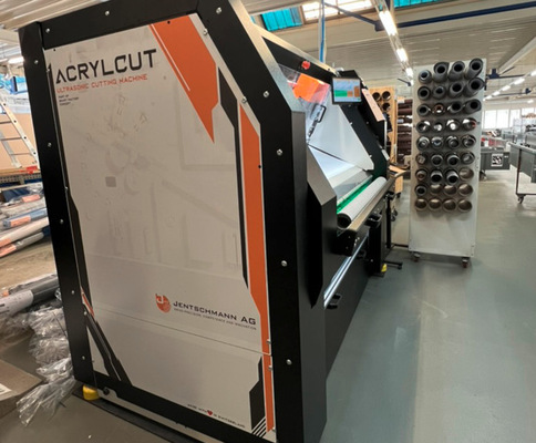 Getreu dem Motto, Platz ist in der kleinsten Hütte, zeigt die Bautiefe der Acrylcut den geringen Platzbedarf, und die damit gewonnene Platzeinsparung.