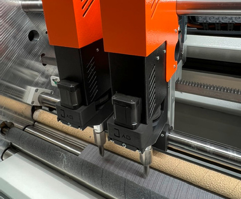 Die Acrylcut arbeitet mit Sonotroden, die durch hochfrequente Ultraschallschwingungen Material präzise schneiden und dabei die Schnittkanten versiegeln.