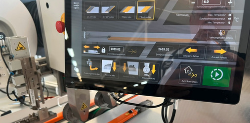 Die benutzerfreundliche Touchscreen-Steuerung ermöglicht die direkte Eingabe von Maschinenparametern.